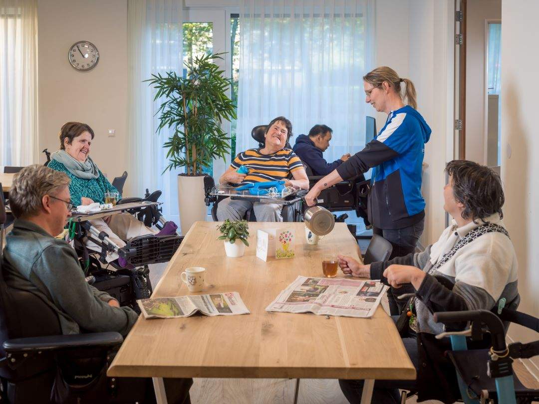 Koffiedrinken begeleiding en deelnemers